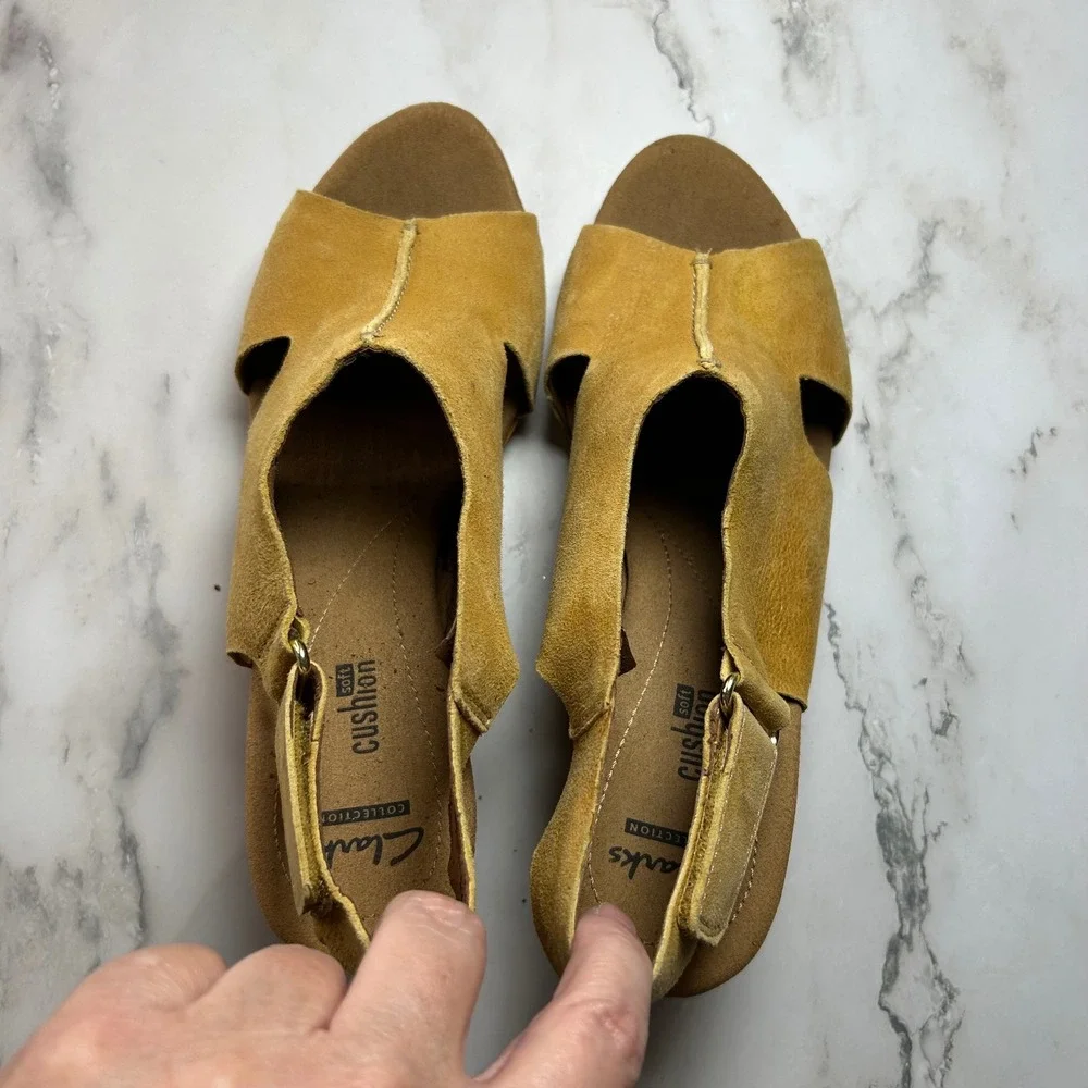 Clarks Cushion Soft Mustard Yellow Suede Cork Wedge Sandals Womens 8 26108749